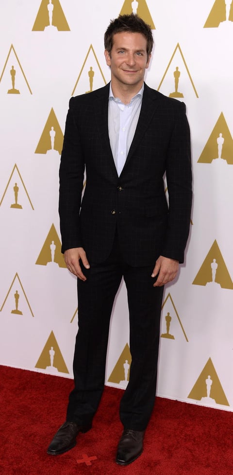 Bradley Cooper lució sonriente a su paso por la alfombra roja.