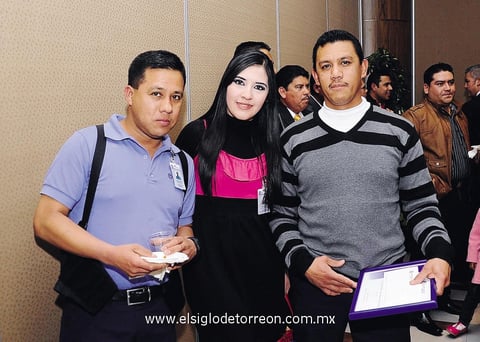 PREMIAN SU ESFUERZO LABORAL.  Víctor Bravo, Claudia Morales y Carlos Medina.