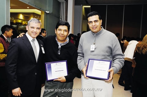 RECONOCEN SU ANTIGüEDAD.  Óscar Rodríguez, César Arriaga y Gamaliel Rendón.