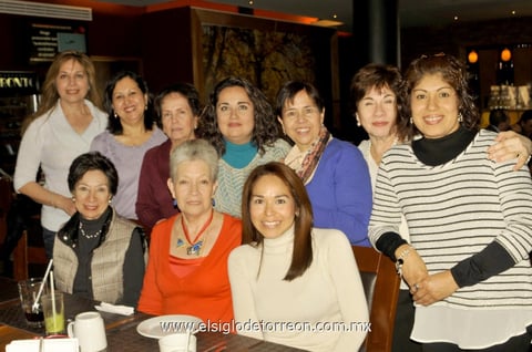 UN AÑO MÁS DE VIDA. Acompañada por sus amigas del zumba, Magda de García celebró su cumpleaños con un rico desayuno en un restaurante de la región.