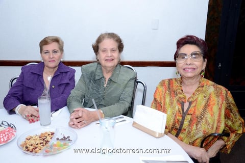 ENTRE AMIGAS.  Chonita, María Elena y María del Carmen.