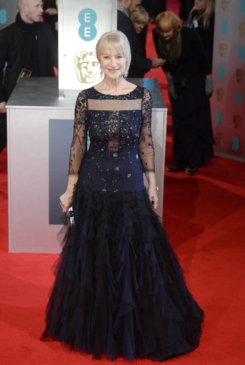 La actriz Helen Mirren lució un espectácular vestido azul oscuro.