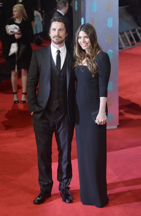 El actor Christian Bale desfiló de mano de Sibi Blazic por la alfombra roja.