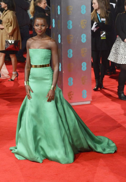 La actriz Lupita Nyong'o lució un elegante vestido verde.
