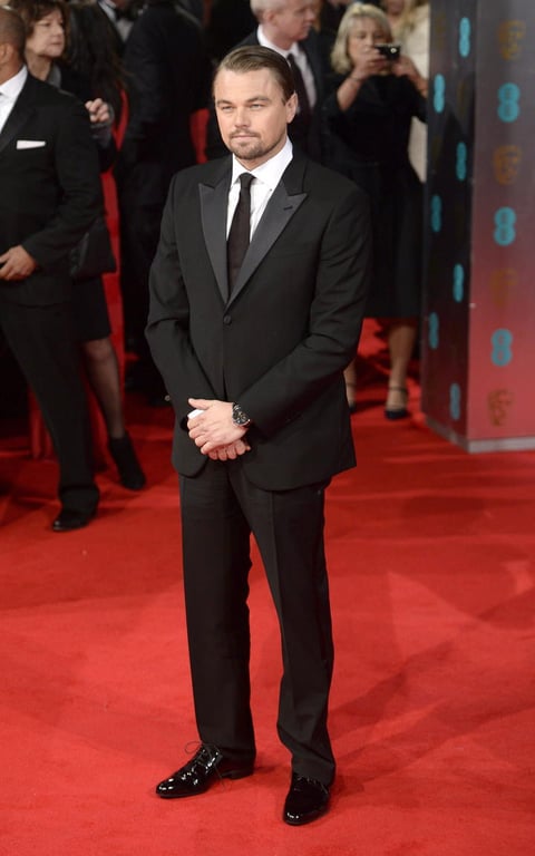 El actor estadunidense Leonardo DiCaprio fue uno de los primeros en desfilar por la alfombra roja donde aprovechó para dar autógrafos y fotografiarse con sus seguidores.
