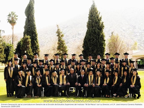 Primera Generación de la Licenciatura en Derecho de la División de Estudios Superiores del Instituto "18 de Marzo" con su Director, el C.P. José Antonio Cisneros Robledo. Generación 2009 - 2013.