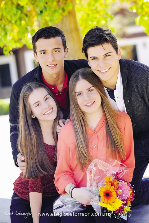 Vicente, Gerson, María y Mariana, muy felices celebrando la amistad. - Érick Sotomayor Fotografía