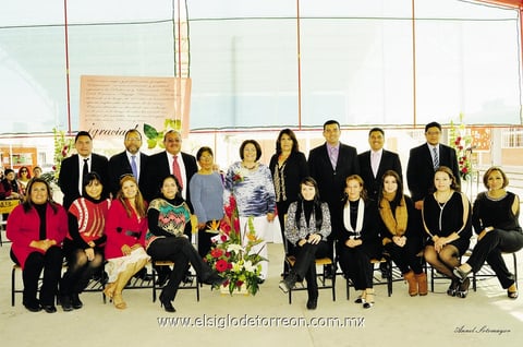La homenajeada acompañada de su familia, de la Mesa Directiva, del Jefe del Sector, del Supervisor de la zona escolar y de la Sociedad de padres de familia.