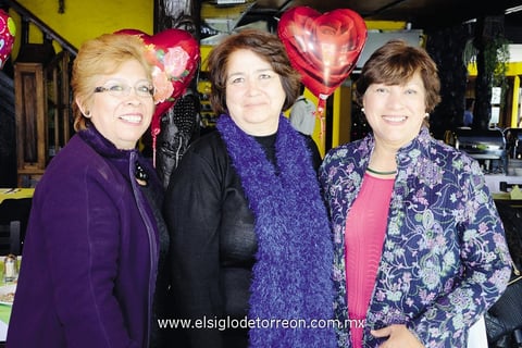 ENTRE AMIGAS. Carmen, Lety e Irma.
