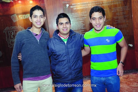 EN EVENTO CULTURAL. Jorge, Carlos y Martín