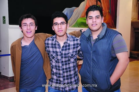 EN UNA EXPO. Genaro, Alexis y Roberto.