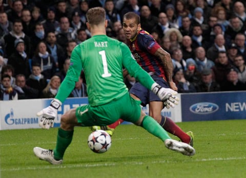 Al minuto 90, Dani Alves toma la banda derecha y toca el balón para Neymar, que le regresa la cortesía a su compatriota.