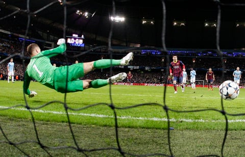 El argentino cobró por el centro del arco de Joe Hart.
