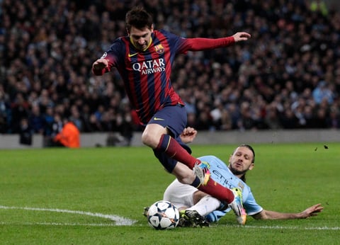 Para la segunda mitad vino el error de los Citizens, Iniesta filtró el balón para Messi que le ganó la espalda a los defensas, por lo que Martín Demichelis tuvo que barrerlo y provocó el penal a favor del Barça.