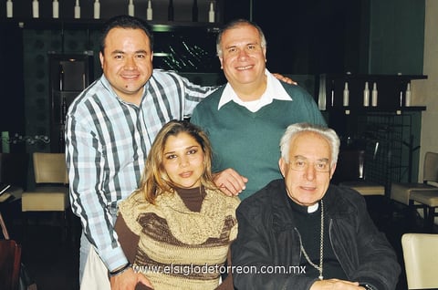 ACOMPAñAN AL SEñOR OBISPO.  Padre Miguel, Niño y Soraya Rodríguez con Don José Guadalupe Galván.
