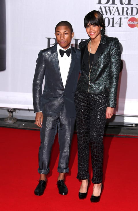 Pharrell Williams desfiló por la alfombra roja al lado de su esposa.