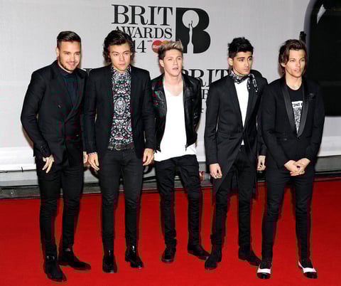La banda británica One Direction, una de las más esperadas de la noche, desfiló por la alfombra roja, ante los gritos de sus fanáticas.