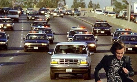 A Harry también se le puede ver escapando de decenas de patrullas.