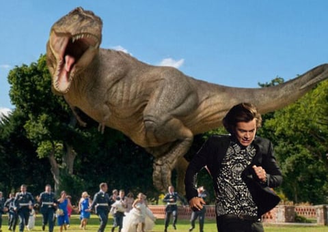 Harry escapanto de un dinosaurio, es otro humorístico meme sobre el incidente.