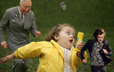 Distintos memes han circulado por las redes sociales con montajes de la foto en la que Harry aparece corriendo apresurado a recoger el premio junto a su compañeros de la banda.