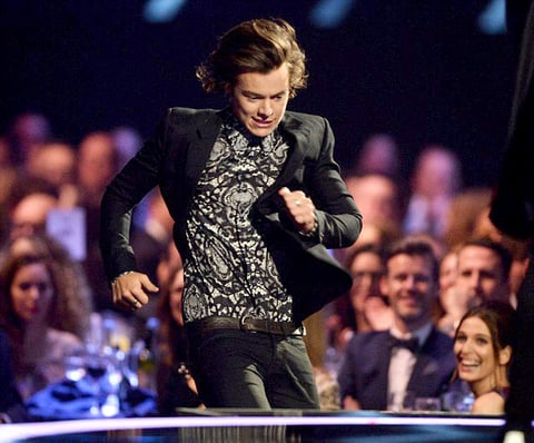 Una divertida y tal vez vergonzosa anécdota protagonizaron los chicos de One Directon en la entrega de los Brit Awars, donde al recibir un galardón, se encontraron con la sorpresa de que su miembro, Harry Styles no se encontraba junto a ellos ya que estaba en el baño.