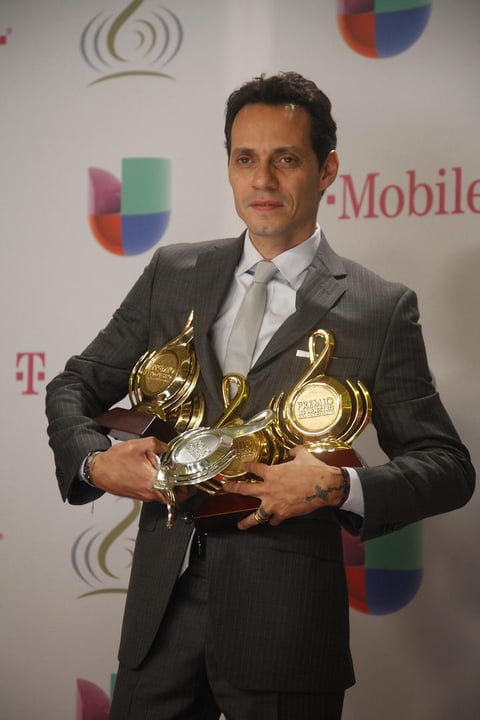 Ya horas después, los famosos posaron con sus premios, como el cantante estadounidense Marc Anthony, quien se llevó la noche con cuatro galardones.