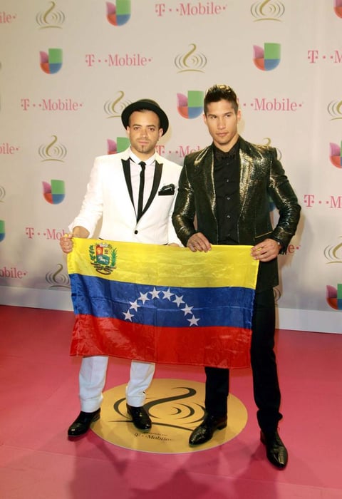 En cuanto a los integrantes del famoso dúo venezonalo, Chino vistió de plateado y Nacho optó por el blanco.
