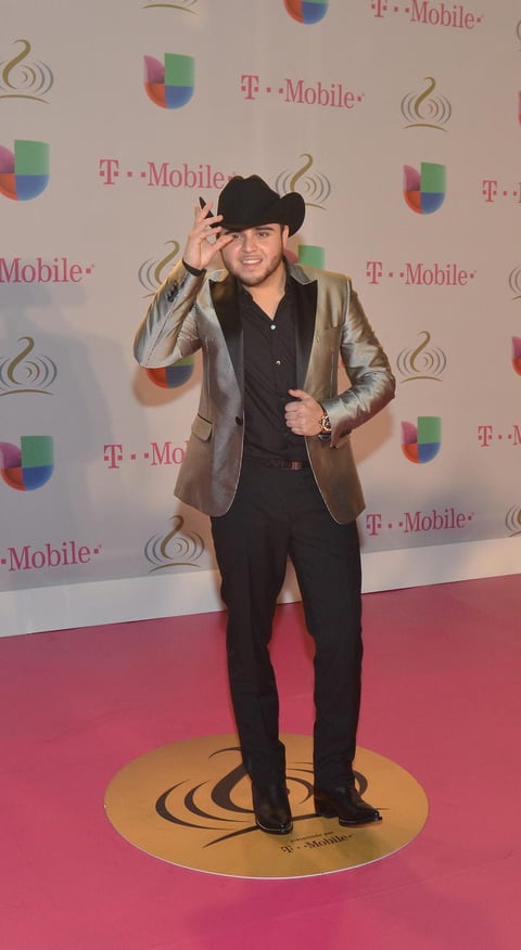 Los caballeros también siguieron la moda, como en el caso del cantautor Gerardo Ortiz, que llevó una chaqueta plateada.