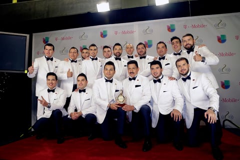El brillo fue la tendencia durante el desfile de las estrellas en la antesala de los premios Lo Nuestro, que por primera vez en su historia cambiaron el tradicional rojo de la alfombra por el magenta.