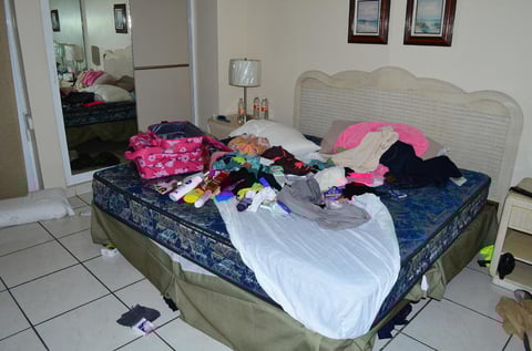 En el interior de la propiedad, que fue rentada por mil dólares mensuales, los elementos encontraron en una de las dos habitaciones a una persona recostada en la cama. El bigote y los rasgos faciales lo delataron.