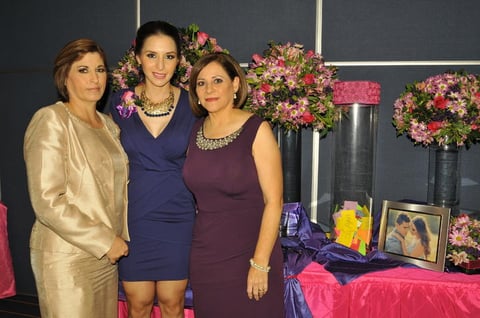 Con las organizadoras: Rosa Marí­a Sifuentes Reynoso y Gabriela Lugo González.