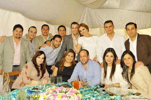 Alfredo y Denisse con algunos de sus amigos.
