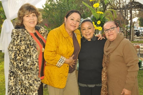 Feliz la cumpleaÃ±era con sus amigas de los lunes.