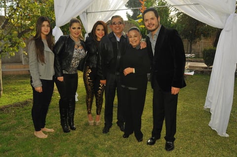 La festejada acompañada de su esposo, Octaviano Rendón Arce, y de sus hijos: Ana Inés, Bábara y Tavo, y su nieta, Ana Paula Cordero Rendón.