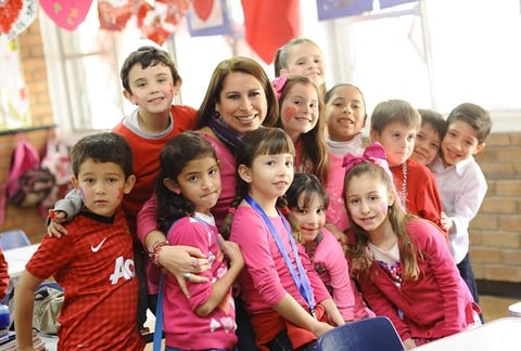Miss Cecy con sus alumnos.