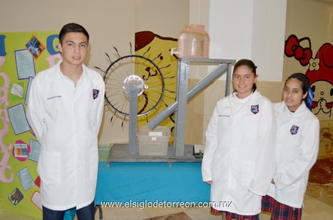 Grupo de 2º año y sus proyectos sobre Magnetismo y el Foco de Edison. Valeria Barrera, Miguel Escalera y Fernando Mendoza.