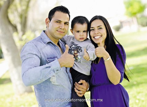 FELICES.  Josdel y Gissel con su hijo, Josdel Santiago.