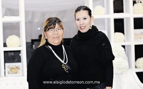 COMPAñERAS.  Paquita y Karla.