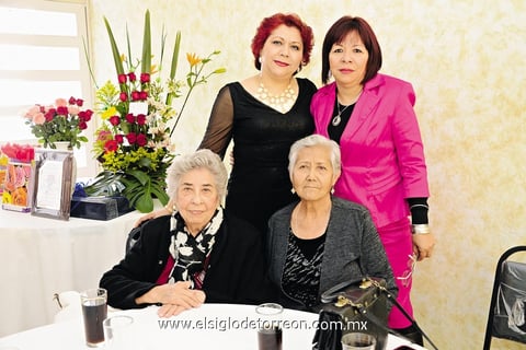 ACOMPAñAN A LA FESTEJADA.  Margarita, María Luisa y Margarita con María Luisa.