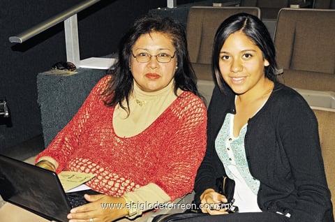 POSAN PARA LA LENTE DE EL SIGLO.  Rocío y Paulina.