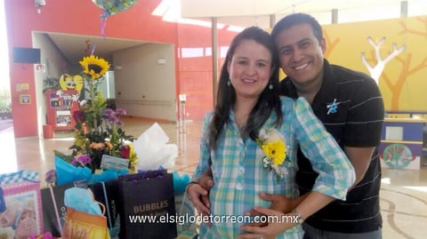 Luz Chacón y Mario Ibarra esperan la llegada de su bebé Mateo.
