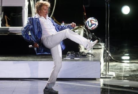 Tal fue la fascinación del británico que un momento lanzó balones al público en pleno concierto.