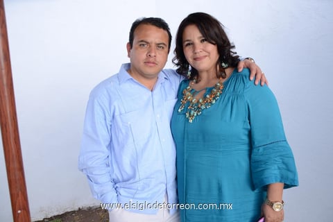 POSAN PARA LA FOTO.  Luis y Liliana.