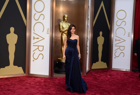 Sandra Bullock otra famosa que apostó por el azul.