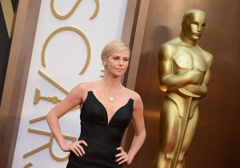 Elegante y clásico look de Charlize Theron en la Alfombra Roja.