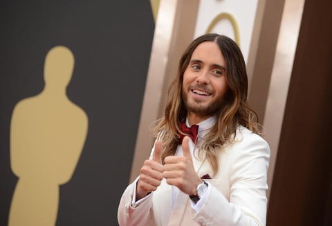 Jared Letto lució un traje blanco con un moño rojo.