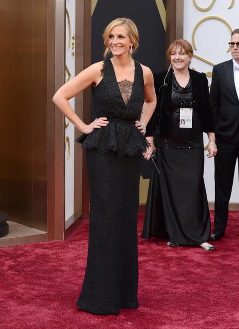 Julia Roberts desfiló por la Alfombra Roja con un vestido negro de encaje de Givenchy.