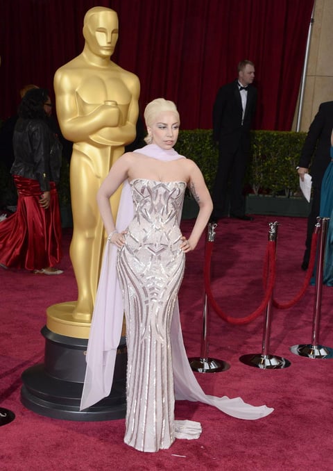 Lady Gaga impactó al lucir un vestido muy formal para la ocasión, dejando de lado sus excéntricos looks.