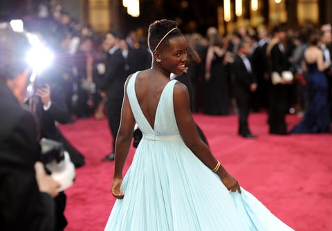 Lupita Nyong'o llegó con un hermoso vestido en color celeste de Prada