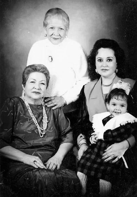 Sra. Aurora Castellanos Galván (f), Sra. Carmen Graciela Castañe da Castellanos (f), Sra. Laura Corina Hoyos Castañeda y la pequeña Laura Corina Gutiérrez Hoyos, formando cuatro generaciones en febrero de 1992.